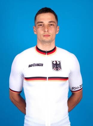 Olympia 2016 - Radsport: Max Niederlag bei einem Fototermin in Cottbus am 10.06.2016 Bahnradsport Bahnradsportler Radfahren Radfahrer Olympische Spiele Olympiade Rio de Janeiro Olympia 2016 Studio Studioaufnahme Einzelbild Einzelfigur Hochformat Halbkoerper Kamerablick Cottbus Copyright: Eibner-Pressefoto EP_pub