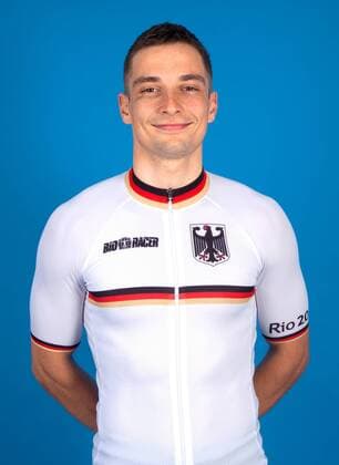 Olympia 2016 - Radsport: Max Niederlag bei einem Fototermin in Cottbus am 10.06.2016 Bahnradsport Bahnradsportler Radfahren Radfahrer Olympische Spiele Olympiade Rio de Janeiro Olympia 2016 Studio Studioaufnahme Einzelbild Einzelfigur Hochformat Halbkoerper Kamerablick lachen laecheln Cottbus Copyright: Eibner-Pressefoto EP_pub
