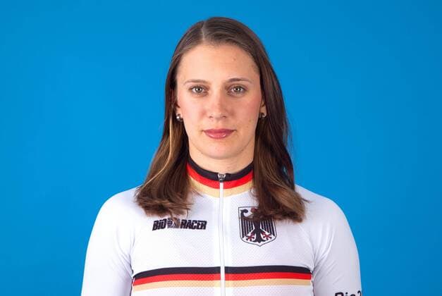 Olympia 2016 - Radsport: Miriam Welte bei einem Fototermin in Cottbus am 10.06.2016 Bahnradsport Bahnradsportler Radfahren Radfahrer Olympische Spiele Olympiade Rio de Janeiro Olympia 2016 Studio Studioaufnahme Einzelbild Einzelfigur Portrait Portraet Querformat Kamerablick Cottbus Copyright: Eibner-Pressefoto EP_pub