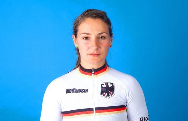 Olympia 2016 - Radsport: Kristina Vogel bei einem Fototermin in Cottbus am 10.06.2016 Bahnradsport Bahnradsportler Radfahren Radfahrer Olympische Spiele Olympiade Rio de Janeiro Olympia 2016 Studio Studioaufnahme Einzelbild Einzelfigur Portrait Portraet Querformat Kamerablick lachen laecheln Cottbus Copyright: Eibner-Pressefoto EP_pub