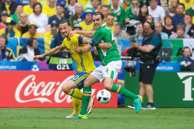 Fussball Saint-Denis 13.06.2016 Europameisterschaften der Herren Männer EURO 2016 EM Irland (IRL) - Schweden (SWE) Zlatan Ibrahimovic (Schweden, No.10) Ibrahimovic John O Shea (Irland, No.04)