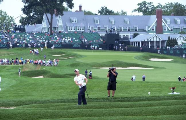 Golf, US Open England s Luke Donald hits out of the rough on the 15th hole during the first round of the U.S. Open golf championship at Oakmont Country Club near Pittsburgh, Pennsylvania on Thursday, June 16, 2016. Donald teed off on the back nine and was one under par after six holes before rain stopped play.  OAK20160616104 PATxBENIC