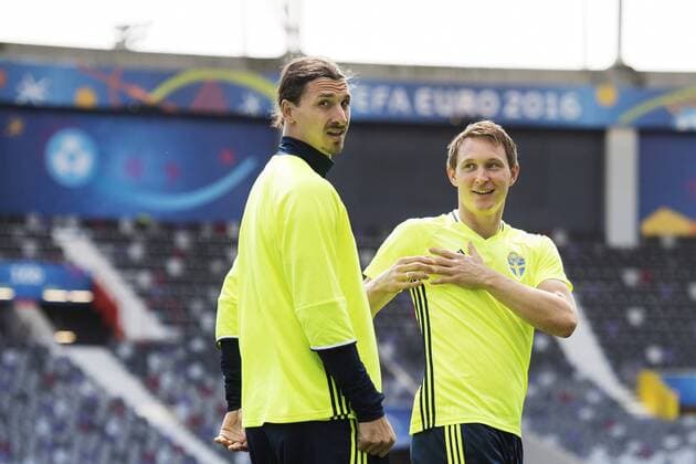 EURO 2016, Schweden Training 160616 Zlatan Ibrahimovic och Kim Källström pa Sveriges fotbollslandslags träning under fotbolls-EM den 16 juni 2016 i Toulouse.  Copyright: JOELxMARKLUND BB160616JM029