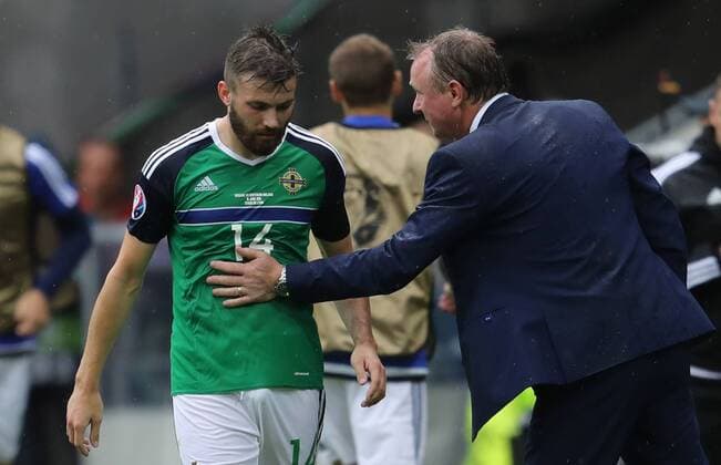 SOCCER - UEFA EURO EM Europameisterschaft Fussball 2016, UKR vs NIR LYON,FRANCE,16.JUN.16 - SOCCER - UEFA European Championship EM Europameisterschaft 2016, international match Länderspiel Ukraine vs Northern Ireland. Image shows Stuart Dallas (NIR) and head coach Michael O Neill (NIR). GEPAxpictures xAndreasxPranter