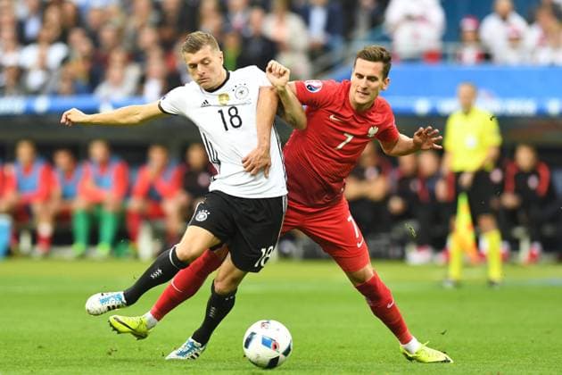 Themen der Woche - Sport Bilder des Tages - SPORT EURO 2016, Deutschland - Polen Fussball, Herren, Saison 2015 16, EM 2016 in Frankreich, Gruppe C (2. Spieltag) in Saint-Denis, Deutschland - Polen, Toni Kroos (Nr. 18, Deutschland), Arkadiusz Milik (Nr. 7, Polen), 16.06.2016,