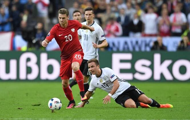 EURO 2016, Deutschland - Polen FUSSBALL EURO 2016 GRUPPE C IN PARIS Deutschland - Polen 16.06.2016 Lukasz Piszczek (li, Polen) enteilt Mario Goetze (re, Deutschland)