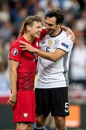 EURO 2016, Deutschland und Polen trennen sich unentschieden Mats Hummels (GER 5) und Lukasz Piszczek (POL 20) nach dem Abpfiff beim 2. EM Gruppenspiel zwischen Deutschland und Polen am 16.06.2016, Paris Copyright: Schuelerx xEibnerx-xPressefoto EP_JSE