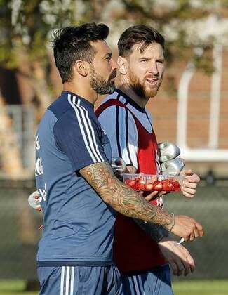 Copa America, Training Nationalteam Argentinien Argentina players Lionel Messi (R) and Ezequiel Lavezzi during a training session at Harvard University in Cambridge, Massachusetts, United States, 16 June 2016, prior to their Copa America Centenario Match before Venezuela. EFE Mauricio Duenas Castaneda ARGENTINA TRAINING SESSION IN CAMBRIDGE !ACHTUNG: NUR REDAKTIONELLE NUTZUNG!  CAM004 20160617-636017250146232771