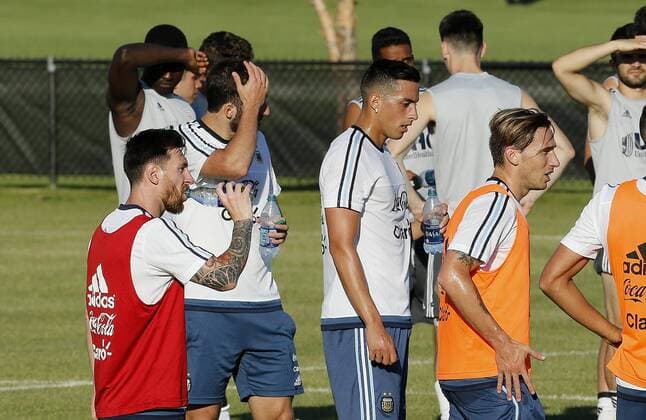 Copa America, Training Nationalteam Argentinien Argentina player Lionel Messi (L) drinks water during a training session at Harvard University in Cambridge, Massachusetts, United States, 16 June 2016, prior to their Copa America Centenario Match before Venezuela. EFE Mauricio Duenas Castaneda ARGENTINA TRAINING SESSION IN CAMBRIDGE !ACHTUNG: NUR REDAKTIONELLE NUTZUNG!  CAM005 20160617-636017250152316771