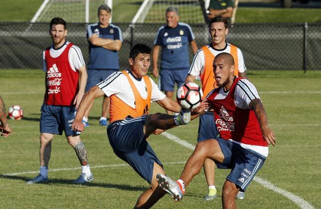Copa America, Training Nationalteam Argentinien Argentina players Facundo Roncaglia (L) and Jonathan Maidana (R) during a training session at Harvard University in Cambridge, Massachusetts, United States, 16 June 2016, prior to their Copa America Centenario Match before Venezuela. EFE Mauricio Duenas Castaneda ARGENTINA TRAINING SESSION IN CAMBRIDGE !ACHTUNG: NUR REDAKTIONELLE NUTZUNG!  CAM007 20160617-636017262248834886