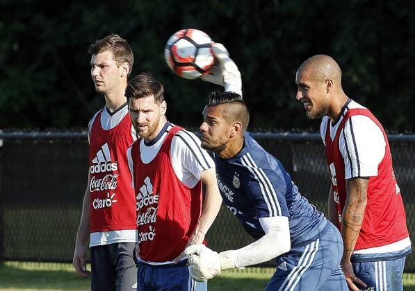 Copa America, Training Nationalteam Argentinien Argentina players Lionel Messi (2L) and Jonathan Maidana (R) observe goalkeeper Sergio Romero during a training session at Harvard University in Cambridge, Massachusetts, United States, 16 June 2016, prior to their Copa America Centenario Match before Venezuela. EFE Mauricio Duenas Castaneda ARGENTINA TRAINING SESSION IN CAMBRIDGE !ACHTUNG: NUR REDAKTIONELLE NUTZUNG!  CAM009 20160617-636017262894360461
