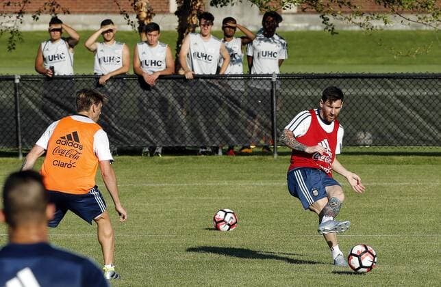 Copa America, Training Nationalteam Argentinien Argentina player Lionel Messi (R) during a training session at Harvard University in Cambridge, Massachusetts, United States, 16 June 2016, prior to their Copa America Centenario Match before Venezuela. EFE Mauricio Duenas Castaneda ARGENTINA TRAINING SESSION IN CAMBRIDGE !ACHTUNG: NUR REDAKTIONELLE NUTZUNG!  CAM011 20160617-636017266650840461