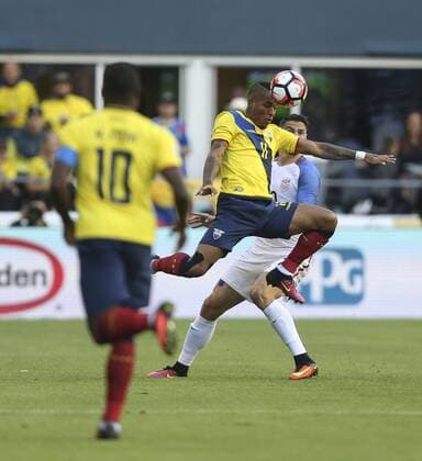 US Geoff Cameron (R) fights for the ball with Ecuador Michael Arroyo during their Copa America Centenario soccer match at CenturyLink Field in Seattle, Washington, United States, 16 June, 2016. USA VS ECUADOR !ACHTUNG: NUR REDAKTIONELLE NUTZUNG!  CEN014 20160617-636017321925816151