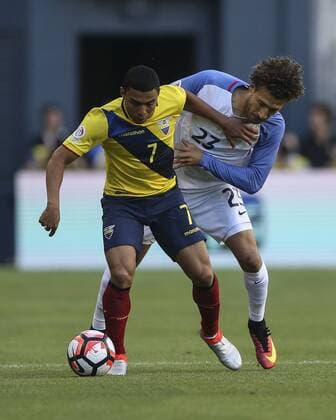US Fabian Johnson (R) fights for the ball with Ecuador Jefferson Montero during their Copa America Centenario soccer match at CenturyLink Field in Seattle, Washington, United States, 16 June, 2016. USA VS ECUADOR !ACHTUNG: NUR REDAKTIONELLE NUTZUNG!  CEN019 20160617-636017323984080151