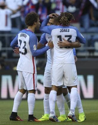 US players celebrate Clint Dempsey s 1-0 goal before Ecuador during their Copa America Centenario soccer match at CenturyLink Field in Seattle, Washington, United States, 16 June, 2016. USA VS ECUADOR !ACHTUNG: NUR REDAKTIONELLE NUTZUNG!  CEN027 20160617-636017342853803841