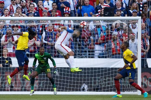 US Clint Dempsey (C) socres the 1-0 goal before Ecuador during their Copa America Centenario soccer match at CenturyLink Field in Seattle, Washington, United States, 16 June, 2016. USA VS ECUADOR !ACHTUNG: NUR REDAKTIONELLE NUTZUNG!  CEN030 20160617-636017344161083841
