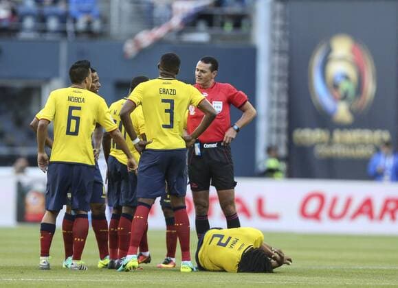 Ecuador Michael Arroyo (C) argues with Colombian referee Wilmar Roldan during their Copa America Centenario soccer match at CenturyLink Field in Seattle, Washington, United States, 16 June, 2016. USA VS ECUADOR !ACHTUNG: NUR REDAKTIONELLE NUTZUNG!  CEN032 20160617-636017344815971841