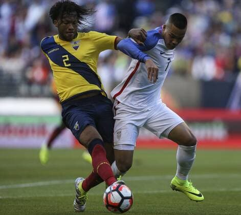 US Bobby Wood (R) fights for the ball with Ecuador Arturo Mina during their Copa America Centenario soccer match at CenturyLink Field in Seattle, Washington, United States, 16 June, 2016. USA VS ECUADOR !ACHTUNG: NUR REDAKTIONELLE NUTZUNG!  CEN034 20160617-636017346745691841