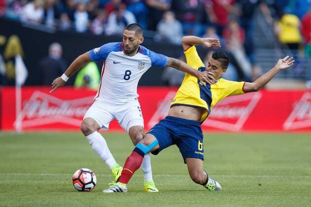Clint Dempsey (L) of USA palms Christian Noboa (R) of Ecuador during the first half of the Copa America Centenario soccer match between USA and Ecuador at CenturyLink Field in Seattle, Washington, United States, 16 June, 2016. USA VS ECUADOR !ACHTUNG: NUR REDAKTIONELLE NUTZUNG!  CEN043 20160617-636017362222896939