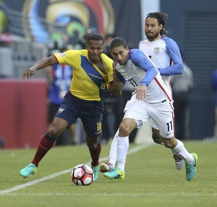 Antonio Valencia (L) of Ecuador fights for the ball with Antonio Valencia of USA during their Copa America Centenario soccer match between USA and Ecuador at CenturyLink Field in Seattle, Washington, United States, 16 June, 2016. USA VS ECUADOR !ACHTUNG: NUR REDAKTIONELLE NUTZUNG!  CEN048 20160617-636017370623814785