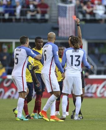 Colombian referee Wilmar Roldan (R- back) expells Jermaine Jones (R) of US during their Copa America Centenario soccer match between USA and Ecuador at CenturyLink Field in Seattle, Washington, United States, 16 June, 2016. USA VS ECUADOR !ACHTUNG: NUR REDAKTIONELLE NUTZUNG!  CEN049 20160617-636017371963230762