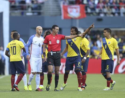 Colombian referee Wilmar Roldan (C) expells Jermaine Jones (not pictured) of US during their Copa America Centenario soccer match between USA and Ecuador at CenturyLink Field in Seattle, Washington, United States, 16 June, 2016. USA VS ECUADOR !ACHTUNG: NUR REDAKTIONELLE NUTZUNG!  CEN050 20160617-636017372625294762