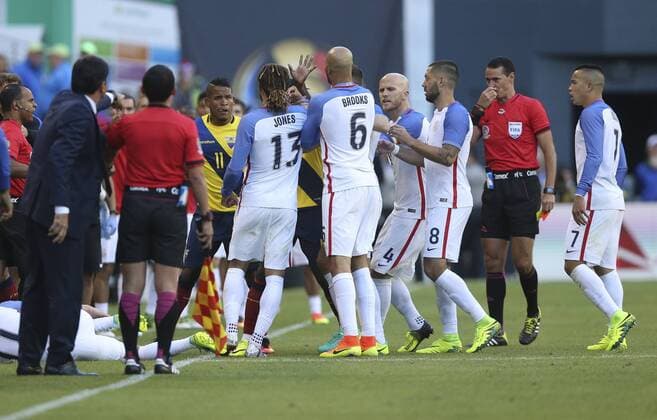 Ecuador and US players argue during their Copa America Centenario soccer match between USA and Ecuador at CenturyLink Field in Seattle, Washington, United States, 16 June, 2016. USA VS ECUADOR !ACHTUNG: NUR REDAKTIONELLE NUTZUNG!  CEN051 20160617-636017373258186762