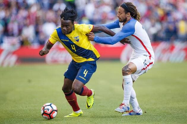 Juan Paredes (L) of Ecuador dribbles downfield during the first half of the Copa America Centenario soccer match between USA and Ecuador at CenturyLink Field in Seattle, Washington, United States, 16 June, 2016. USA VS ECUADOR !ACHTUNG: NUR REDAKTIONELLE NUTZUNG!  CEN059 20160617-636017378560470762
