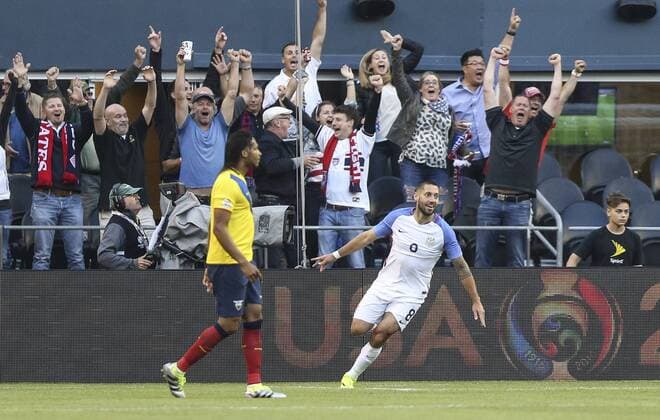 Clint Dempsey (R) of US celebrates his 1-0 goal before Ecuador during the Copa America Centenario soccer match between USA and Ecuador at CenturyLink Field in Seattle, Washington, United States, 16 June, 2016. USA VS ECUADOR !ACHTUNG: NUR REDAKTIONELLE NUTZUNG!  CEN061 20160617-636017383159350762