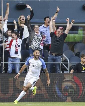 Clint Dempsey (R) of US celebrates his 1-0 goal before Ecuador during the Copa America Centenario soccer match between USA and Ecuador at CenturyLink Field in Seattle, Washington, United States, 16 June, 2016. USA VS ECUADOR !ACHTUNG: NUR REDAKTIONELLE NUTZUNG!  CEN062 20160617-636017383170582762