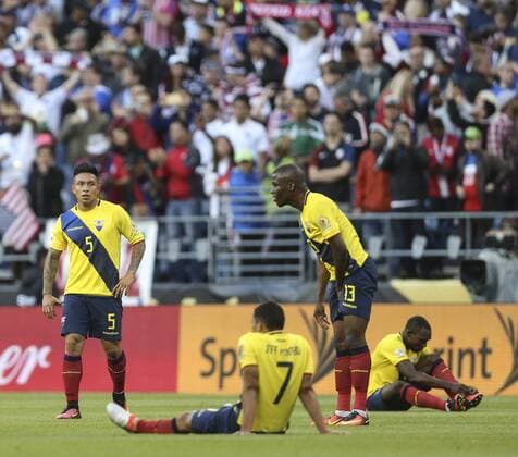 Ecuador players react after US victory at the end of the Copa America Centenario soccer match between USA and Ecuador at CenturyLink Field in Seattle, Washington, United States, 16 June, 2016. USA VS ECUADOR !ACHTUNG: NUR REDAKTIONELLE NUTZUNG!  CEN073 20160617-636017393673282762