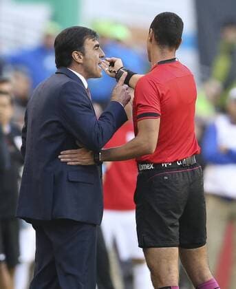 Ecuador coach Gustavo Quintero (L) is expelled during the Copa America Centenario soccer match between USA and Ecuador at CenturyLink Field in Seattle, Washington, United States, 16 June, 2016. USA VS ECUADOR !ACHTUNG: NUR REDAKTIONELLE NUTZUNG!  CEN077 20160617-636017396352738762