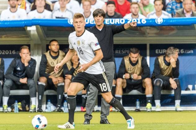 16.06.2016, Stade de France, St. Denis, FRA, UEFA EURO EM Europameisterschaft Fussball Frankreich, Deutschland vs Polen, Gruppe C, im Bild Toni Kroos (GER), Coach Joachim Loew (GER) Toni Kroos (GER), Coach Joachim Loew (GER) during Group C match between Germany and Poland of the UEFA EURO 2016 France at the Stade de France in St. Denis, France on 2016 06 16. St. Denis EP_FEI