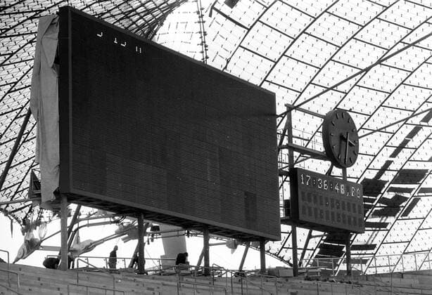 Olympiagelände für die Olympischen Spiele 1972 in München, Uhr und Anzeigetafel im Olympiastadion