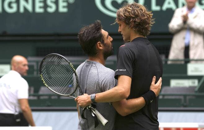 Foto : Alexander Zverev ( GER ) umarmt Marcos Baghdatis - links - beim matchball Tennis-Turnier Gerry Weber Open im westfälischen Halle am Fr. 17.06.2016