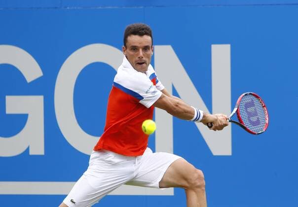 17.06.2016. Queens Club, London, England. Aegon Queens Tennis Championships Day Five. Roberto Bautista Agut (ESP) hits a backhand in his 1st round match against Donald Young (USA). Bautista Agut won in straight sets 6-4, 6-2 and will play Milos Raonic (CAN) in the quarter finals. xAlanxMartinx  ActionPlus11750561