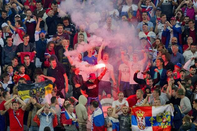 Bengalisches Feuer im Russland Fanblock, Pyro, Krawall, Feuerwerk, Schlachtenbummler, Fan, Fussball, Russland (RUS) - Slowakei (SVK) 1:3, Fussball EM 2016 in Frankreich, Vorrunde Gruppe B, Spieltag 2, Spiel M13, am 15.06.2016 in Lille S t a d e P i e r r e M a u r o y Frankreich.