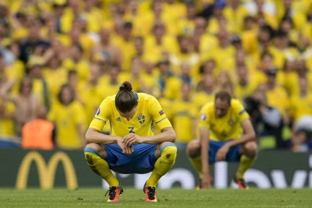 Themen der Woche - Sport Bilder des Tages - SPORT EURO 2016, Schweden nach Niederlage gegen Italien enttäuscht 160617 Sveriges Erik Johansson och Andreas Granqvist deppar efter fotbollsmatchen mellan Italien och Sverige under fotbolls-EM den 17 juni 2016 i Toulouse.  Copyright: JOELxMARKLUND BB160617JM113