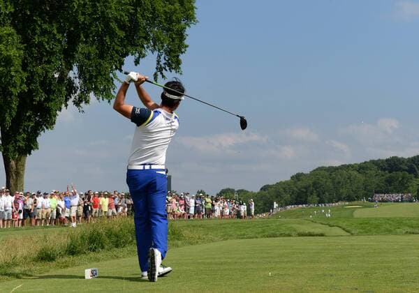 Kevin Na hits his tee shot on the third hole of his first round during the second day of the U.S. Open golf championship at Oakmont Country Club near Pittsburgh, Pennsylvania on June 17, 2016. Na was just starting his first round due to the rain delays on Thursday.  OAK20160617111 PATxBENIC