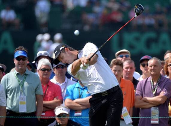 Justin Rose of England hits off of the 15th tee during the U.S. Open at Oakmont Country Club in Oakmont, Pennsylvania on June 17, 2016.  OAK20160617321 KEVINxDIETSCH