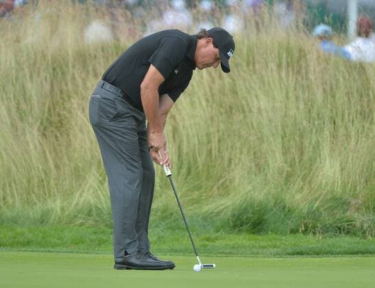 Phil Mickelson putts on the 11th green at the 2016 U.S. Open at Oakmont Country Club in Oakmont, Pennsylvania on June 17, 2016.  OAK20160617326 KEVINxDIETSCH
