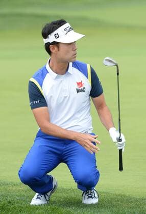 Kevin Na reacts as his birdie chip just misses on the second hole of his first round during the second day of the U.S. Open golf championship at Oakmont Country Club near Pittsburgh, Pennsylvania on June 17, 2016. Na was just starting his first round due to the rain delays on Thursday.  OAK20160617115 PATxBENIC