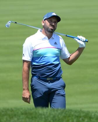 Spain s Sergio Garcia looks at his second shot on the 18th hole of his first round during the Friday round of the U.S. Open golf championship at Oakmont Country Club near Pittsburgh, Pennsylvania on June 17, 2016. Garcia finished at two under par, two back after the first round, which was delayed because of rain yesterday. Garcia will play his second round later in the day.  OAK20160617122 PATxBENIC