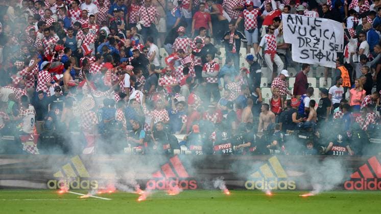 Themen der Woche - Sport Bilder des Tages - SPORT Fussball, Herren, Saison 2015 16, EM 2016 in Frankreich, Gruppe D (2. Spieltag) in Saint-Etienne, Tschechien - Kroatien, kroatische Fans werfen Böller und Pyrotechnik auf das Spielfeld in Saint-Etienne, 17.06.2016,
