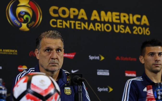 Argentina s technical director Gerardo Martino (L) and player Victor Cuesta deliver a press briefing at Gillete stadium in Foxborough, United States, 17 June 2016, on the quarter-final stage of the Copa America Centenario 2016. EFE Mauricio Duenas Castaneda ARGENTINA S PRESS BRIEFING !ACHTUNG: NUR REDAKTIONELLE NUTZUNG!  FOX002 20160617-636018042796457824
