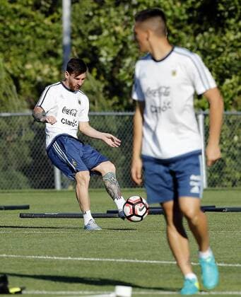 Copa America, Training Nationalteam Argentinien Argentina player Lionel Messi (L) participates in a training session at Gillete stadium in Foxborough, United States, 17 June 2016, on the quarter-final stage of the Copa America Centenario 2016. EFE Mauricio Duenas Castaneda ARGENTINA S TRINING SESSOIN IN FOXBOROUGH !ACHTUNG: NUR REDAKTIONELLE NUTZUNG!  FOX008 20160618-636018074039477514