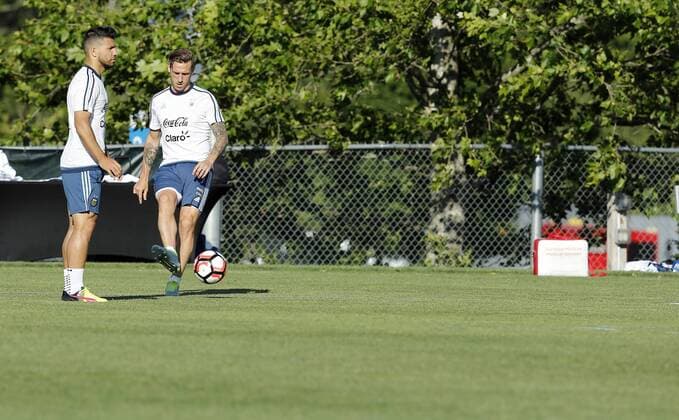 Copa America, Training Nationalteam Argentinien Argentina players Sergio Aguero (L) and Lucas Biglia participate in a training session at Gillete stadium in Foxborough, United States, 17 June 2016, on the quarter-final stage of the Copa America Centenario 2016. EFE Mauricio Duenas Castaneda ARGENTINA S TRINING SESSOIN IN FOXBOROUGH !ACHTUNG: NUR REDAKTIONELLE NUTZUNG!  FOX009 20160618-636018074687657514