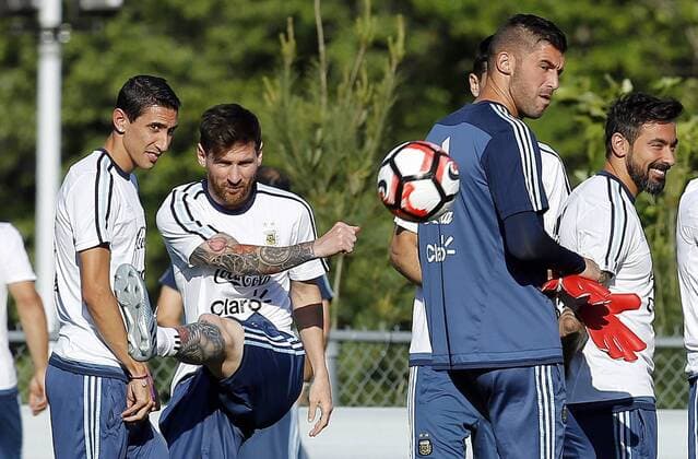 Copa America, Training Nationalteam Argentinien Argentina players Angel Di Maria (L), Lionel Messi (2L) and Exequiel Lavezzi participate in a training session at Gillete stadium in Foxborough, United States, 17 June 2016, on the quarter-final stage of the Copa America Centenario 2016. EFE Mauricio Duenas Castaneda ARGENTINA S TRINING SESSOIN IN FOXBOROUGH !ACHTUNG: NUR REDAKTIONELLE NUTZUNG!  FOX011 20160618-636018078735701514