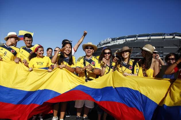 Colombia supporters cheer on their team with a national flag before a Copa America Centenario quarter-final match between Colombia and Peru at MetLife stadium in East Rutherford, New Jersey, United States, 17 June 2016. COLOMBIA VS PERU !ACHTUNG: NUR REDAKTIONELLE NUTZUNG!  NJY001 20160618-636018080582273514