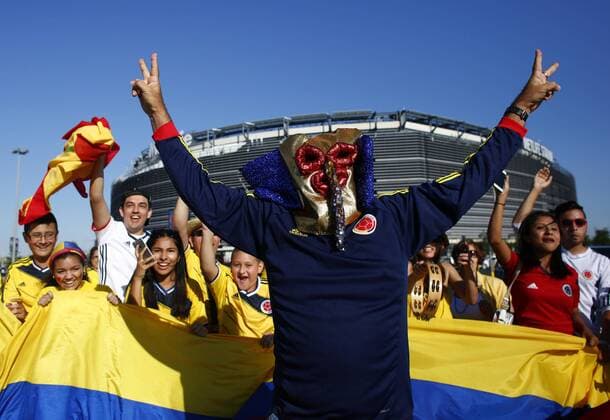 Colombia supporters cheer on their team with a national flag before a Copa America Centenario quarter-final match between Colombia and Peru at MetLife stadium in East Rutherford, New Jersey, United States, 17 June 2016. COLOMBIA VS PERU !ACHTUNG: NUR REDAKTIONELLE NUTZUNG!  NJY003 20160618-636018080617373514